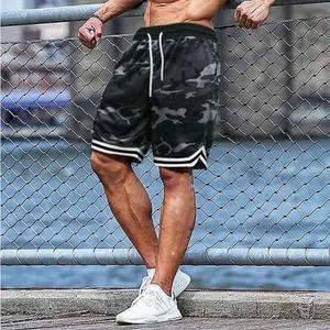 Shorts de sport pour hommes en gros, taille mi-haute, respirants, avec logo personnalisé, motif uni, en toile, pour l'extérieur, à prix abordable - Product Image 1