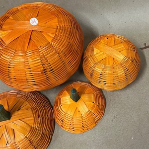Calabazas Tejidas de Bambú Inspiradas en Halloween, Encantadoras Calabazas con Tallos de Madera Verdes para el Día de Acción de Gracias - Product Image 4