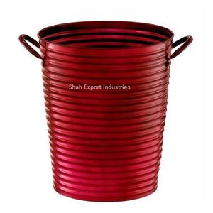 Jardinière de fleurs en métal de style vintage avec poignée seaux finis rouges pour la décoration de la maison et du jardin Jardinières élégantes - Product Image 1