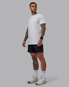 กางเกงขาสั้นผู้ชายสีดำขนาดกลางพอดีตัวระบายอากาศได้ผ้าถักทอแบบลำลองสไตล์สตรีทโรงงานขายส่งราคาดีที่สุด - Product Image 6