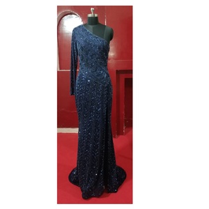 Offre Spéciale modeste manches longues robe de soirée perlée avec broderie à la main pour un événement d'occasion spéciale disponible à la vente - Product Image 2