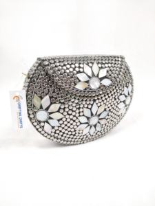 Embrague de mujer elegante atemporal con un giro contemporáneo adornado con acentos brillantes a la venta - Product Image 3