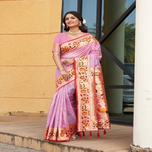 Sari de organza suave VASTRA COTTAGE con motivos tejidos en zari dorado, borde pallu de ricos rajhans de cisne y blusa de brocado en contraste. - Product Image 2