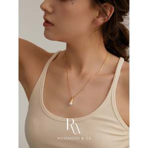 Pendentif en perle baroque authentique sur longue chaîne dorée, collier anti-ternissement, cadeau pour la fête des mères pour maman ou elle - Product Image 1