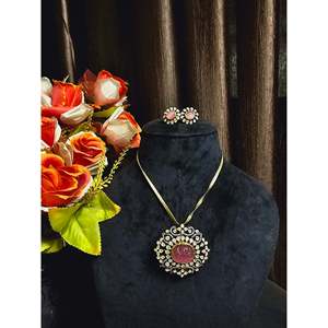 Conjunto de Joyería Vintage en Oro con Colgante Verde y Aretes para Bodas y Eventos - Product Image 4