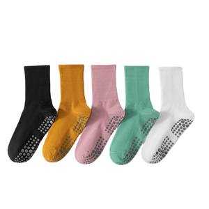 La mejor calidad 100% algodón Athletic Grip calcetines Unisex antideslizante y transpirable logotipo personalizable en blanco negro para deportes de fútbol - Product Image 1