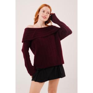 Pull en tricot bordeaux à épaules dénudées style col Madonna, look décontracté, vente en gros - Product Image 5