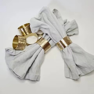 Anneaux de serviette en laiton de conception unique finition en or antique qualité supérieure pour la décoration de salle à manger de table à la maison et de mariage - Product Image 1