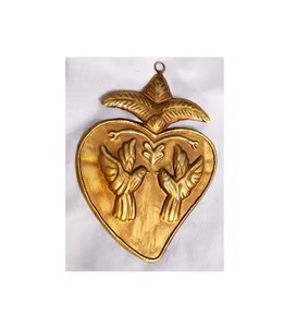 Patrón de Pájaro del Sagrado Corazón en Metal Dorado para Católicos y Regalos - Product Image 1