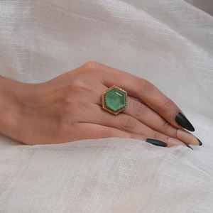 Anillo de Plata con Gema Verde en Forma de Hexágono, Acabado Dorado Vintage, Joyería Victoriana para Cóctel - Product Image 2
