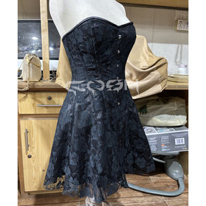 Robe de soirée mini en satin noir avec corsage en dentelle florale et décolleté cœur, style patineuse - Product Image 4
