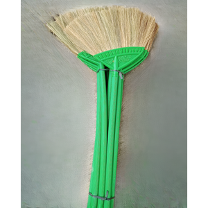 Vente en gros de balai à gazon long naturel vietnamien avec poils souples et manche en plastique portable pour le nettoyage intérieur - Product Image 2