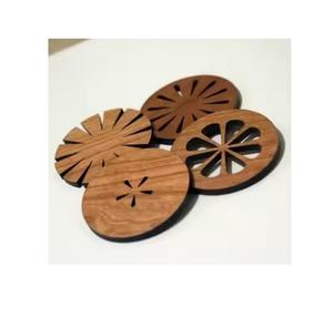 Juego de posavasos de madera de alta calidad con acabado marrón perfecto para tazas de café copas de vino y uso de decoración del hogar Premium - Product Image 1