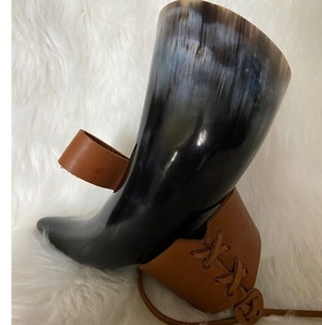 Gran jarra de cuerno para beber vikingo hecha a mano ecológica con estilos animales y religiosos para Ale & Mead - Product Image 1