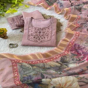 Conjunto elegante de pantalón Kurti Dupatta en suave algodón puro con cuello y manga bordada, Pantalón de algodón estampado con encaje y Butti Dupatta - Product Image 3