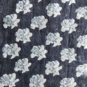 ผ้าฝ้ายพิมพ์ลายด้วยมือ ลายดอกไม้เล็กๆ บนพื้นสีคราม - Product Image 2