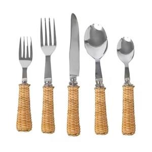 Juego de cubiertos de metal con diseño de mango decorativo para una mesa de comedor de cocina tradicional rústica, ideal para uso diario y fiestas. - Product Image 2