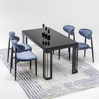 Ensemble de table à manger moderne minimaliste avec plateau en marbre carré, chaises rembourrées noires et bleues, structure en métal, 6 places, pour la maison, le café, l'hôtel
