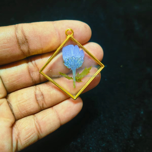 Nouvel arrivage Collier pendentif en résine de fleurs séchées de style vintage de qualité supérieure Bijoux en orgone floral Fournisseur en vrac direct - Product Image 1