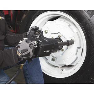 Clé à chocs pneumatique robuste de 1 pouce avec anse de 8 pouces et poignée en D, 10 CFM, 2 500 Ft.-Lbs. Mécanisme à double marteau à couple élevé - Product Image 1