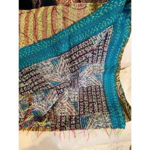 Pañuelo de Seda 100% Vintage, Estilo Kantha, Diseño Estampado a Mano 'Writing Wall', para Primavera/Invierno, Producto para Niñas - Product Image 4