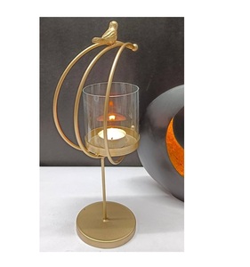 Bougeoir en métal incurvé à la main de qualité créative avec base en bois bougeoir pour accessoires de décoration de maison de fête de mariage - Product Image 2