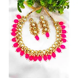 Ensemble de collier à une seule couche en Kundan perlé rose, plaqué or, cuivre et zircon, avec plaque dorée pour mariages ou bijoux raffinés - Product Image 1