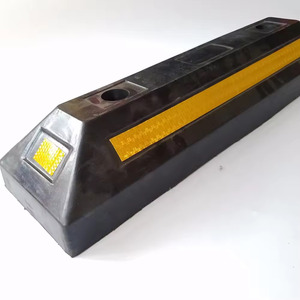 Pentes de ralentissement en caoutchouc robuste jaune et noir, butées de roues, 550x150x100mm, pour garage, stationnement et guidage routier - Product Image 1