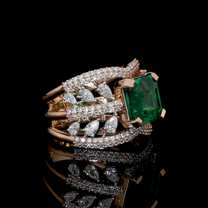 Anillo de Esmeralda Verde de Laboratorio con Diamantes Cultivados en Laboratorio en Forma de Pera y Redondos |   Anillo de Lujo para Regalo de Aniversario, Cóctel y Fiesta - Product Image 1