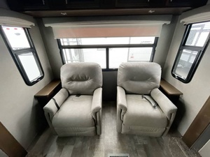 Utilisé 2020 F-o-r-e-s-t R-i-v-e-r Rockwood S-i-g-n-a-t-u-r-e U-l-t-r-a L-i-t-e 8299SB - Product Image 5