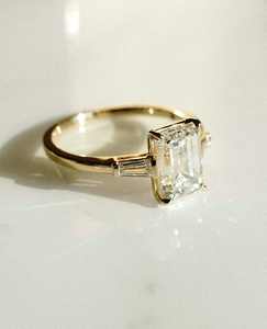 Anillos de compromiso de boda certificados IGI cultivados en laboratorio Baguette cónico lateral de corte esmeralda único para mujer con piedra de diamante - Product Image 4