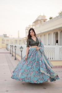Lehenga Choli de Seda con Diseños Modernos y Detalles en Foil, Ropa Tradicional India para Bodas y Fiestas, Vestimenta India y Pakistaní - Product Image 5