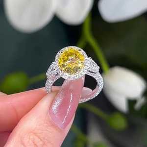 Bague à trois pierres avec halo de diamants de laboratoire ovales jaunes fantaisie certifiés IGI, 7,40 carats au total, clarté VVS-VS, avec élégants diamants jaunes et blancs - Product Image 5