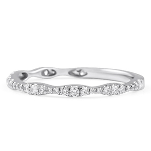 Anillos de Diamantes Delicados con Tamaños Alternados para Novios - Product Image 1