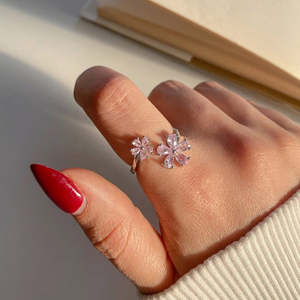 Bague romantique en argent rose avec motif floral, élégante et tendance, incrustation géométrique, bijoux fantaisie pour cadeaux, taille unique, en alliage doré - Product Image 1