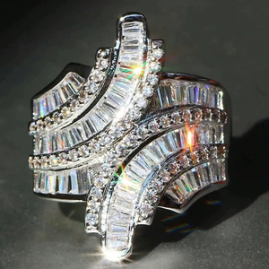 Bague de fiançailles en moissanite cultivée en laboratoire, taille baguette torsadée, plaqué argent sterling, certifiée IGI, taille brillant - Product Image 1