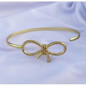 Bracelets en laiton faits à la main élégants pour femmes, idéaux pour offrir en cadeau - Product Image 2