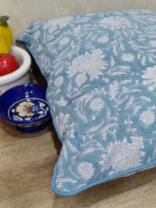 Funda de Cojín de Algodón 100% con Estampado Floral Azul Medianoche, Hecha a Mano, 45x45cm, Antibacteriana, para Uso Doméstico - Product Image 2