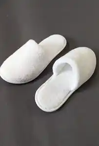 כפכפי מלון לבנים בהתאמה אישית עם רקמת לוגו - נעלי בית ספא של מלון רחיץ עם רקמת לוגו בהתאמה אישית