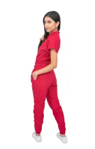 महिलाओं के लिए सर्जिकल जॉगर रेड स्क्रब सेट, शॉर्ट स्लीव माओ-नेक टॉप और जॉगर पैंट (कस्टम)