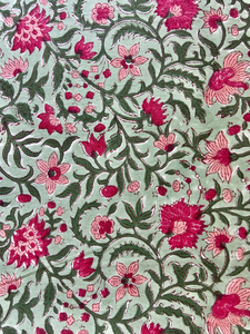 Tissu en coton imprimé à la main, motif floral de vignes Mughal sur fond vert menthe - Product Image 4