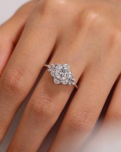 Bague de fiançailles halo floral 8mm diamant rond fleur feuille design argent sterling plaqué or 18 carats bijoux de mariage pour femmes OEM - Product Image 1