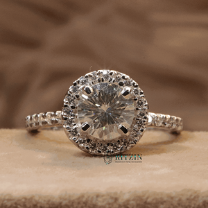 Halo de diamants taille ronde blanc cassé avec bague de fiançailles trio pour femme - Product Image 5