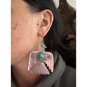 Pendientes Colgantes Hechos a Mano por Artesanos Navajo, Oro Sonora y Plata de Ley, Diseño de Alas de Pájaro del Trueno con Turquesa, para Regalo - Product Image 2