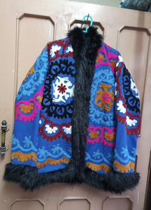Chaleco Rosa con Bordado y Adorno de Piel, Diseño Floral, Estilo Bohemio Hecho a Mano, Ropa de Invierno - Product Image 6