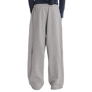 กางเกงวอร์มทรงหลวมขาบานดีไซน์ใหม่สำหรับผู้ชาย สีพื้น เนื้อผ้าหนา ทรงแบ็กกี้ ขอบดิบ - Product Image 2