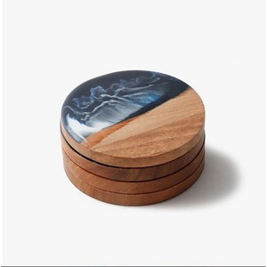 Ensemble de 4 sous-verres de luxe accessibles avec support Bois Acacia Coussin créatif Moderne Bois massif Acacia Résine époxy Dessous de verre - Product Image 4
