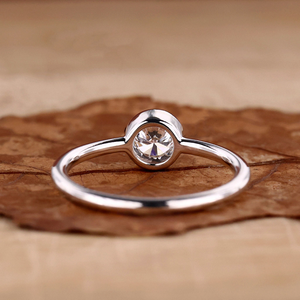 Bague de fiançailles solitaire EVS en diamant blanc rond brillant de 2,0 carats, cultivé en laboratoire, sertie clos - Product Image 2