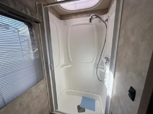 Remolque de Campamento Usado Winneb-a-g-o V-i-e-w 24D 2018 en Venta - Product Image 5