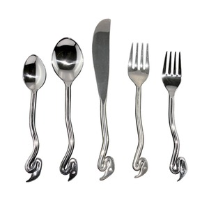 Vente en gros de couverts couverts en métal à prix raisonnable Finition argentée avec poignée en spirale ondulée Accessoires de dîner pour hôtels - Product Image 1